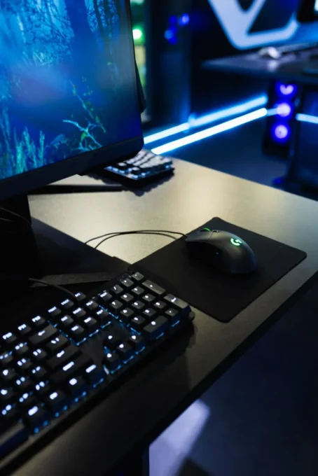Quarto gamer clean: luz e estilo em alta