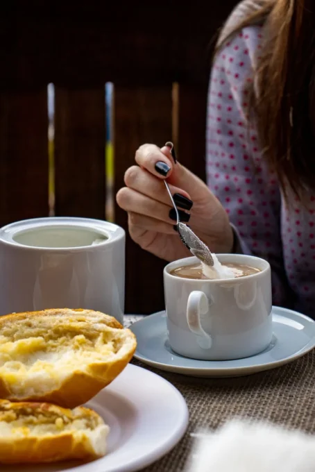 Café e lanche prontos com um toque no celular