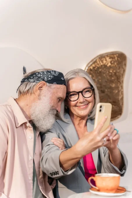 Celular ideal para idosos em 2025: como escolher