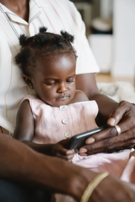 Celular muda gerações: idosos e crianças no futuro